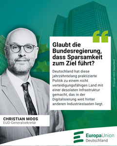 Portrait von Christian Moos vor einem stilisierten EU-Hintergrund mit Gebäuden und Sternen. Zitat: „Glaubt die Bundesregierung, dass Sparsamkeit zum Ziel führt?“ Dazu ein kritischer Kommentar zur langjährigen deutschen Sparpolitik und deren Folgen.